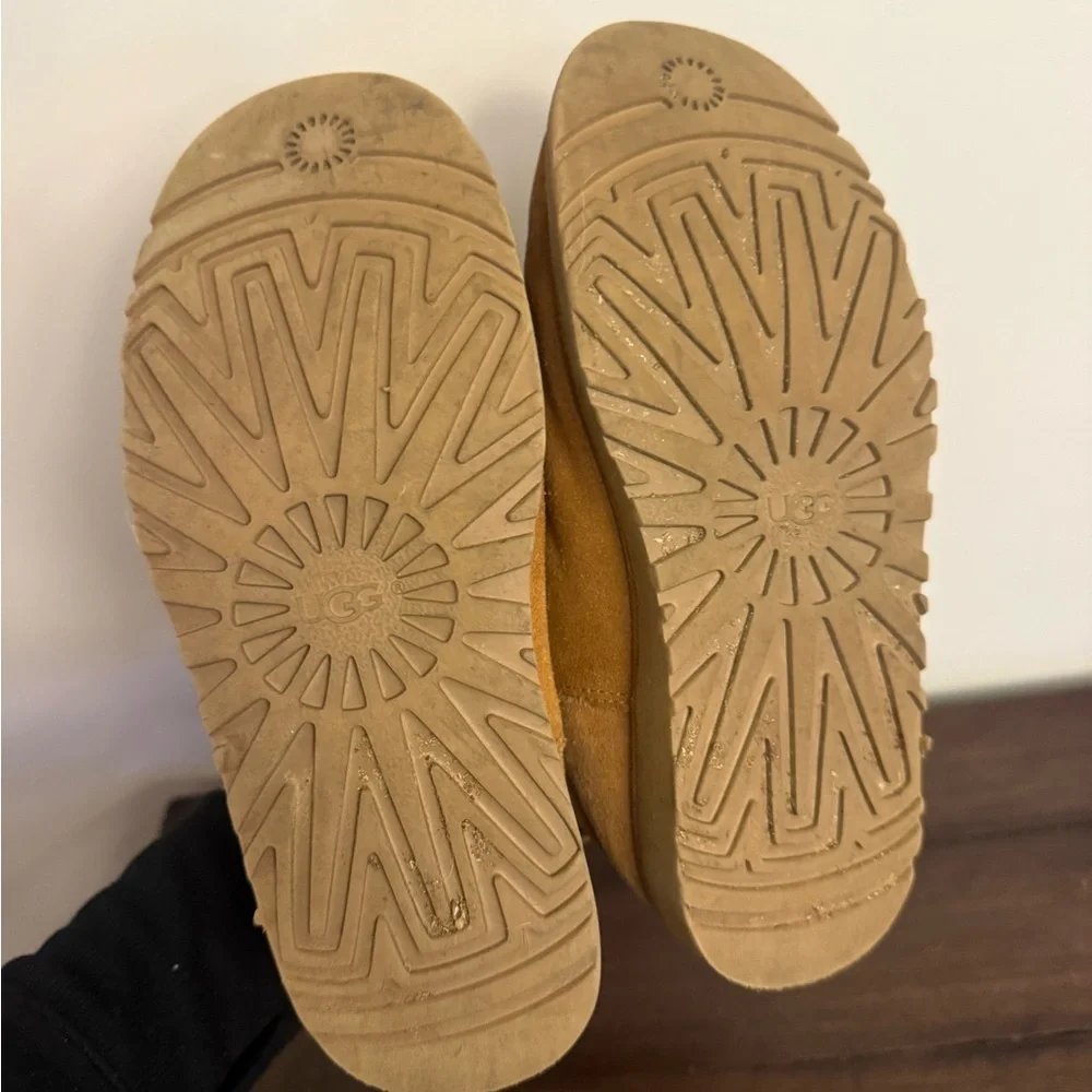 UGG Kids Classic Short Chestnut Suede Shearling Boots Size 3